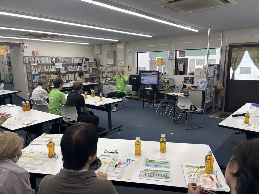 オアシス健康いきいきサロンの会場で講演を聞く参加者の様子