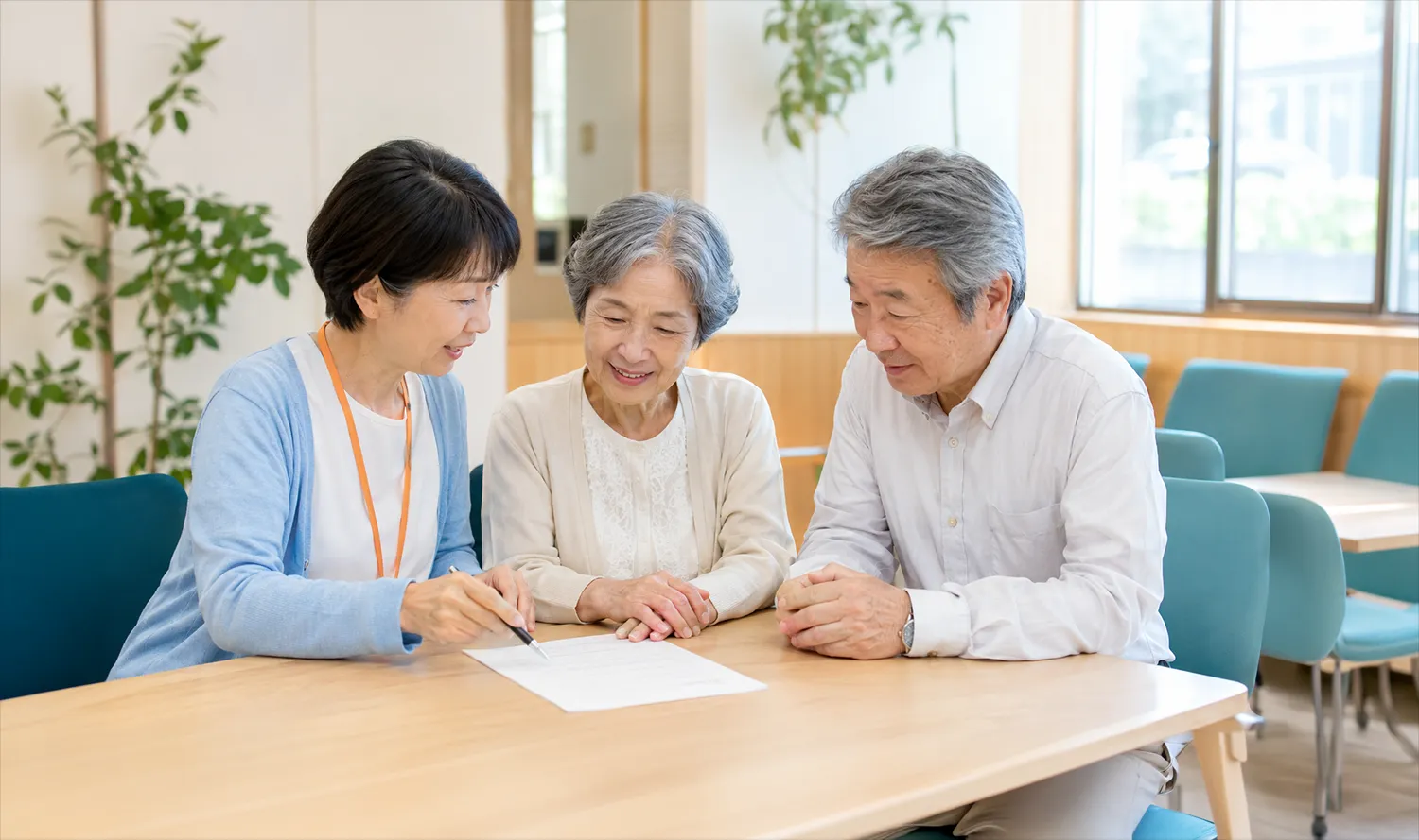 フレイルチェックについて説明を受ける高齢者夫婦