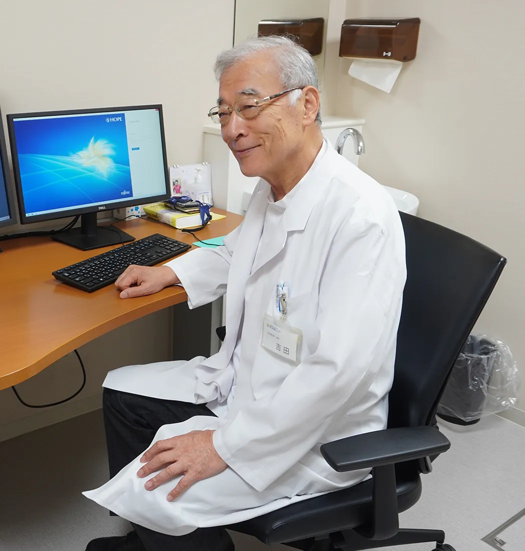 フレイルのサインについて説明する吉田医師